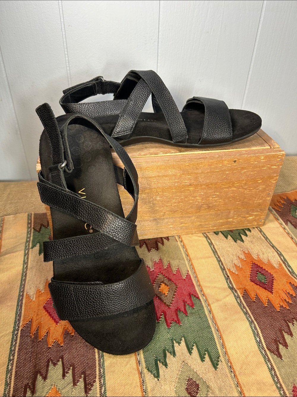 Vionic Black Cross-Strap Comfort Sandals